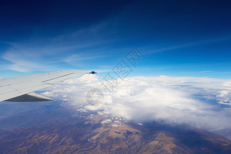 飞机机翼越过云层图片