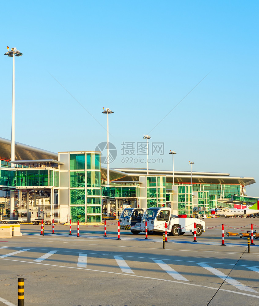 机场的服务大厅和服务车图片