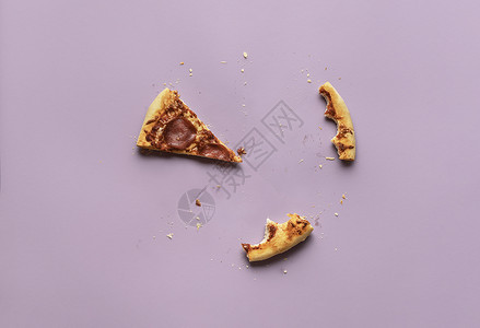 一片披萨食用比萨饼概念仅用一片沙拉米披萨和紫色背景的结壳剩菜上面是被吞食的意大利披萨辣椒背景
