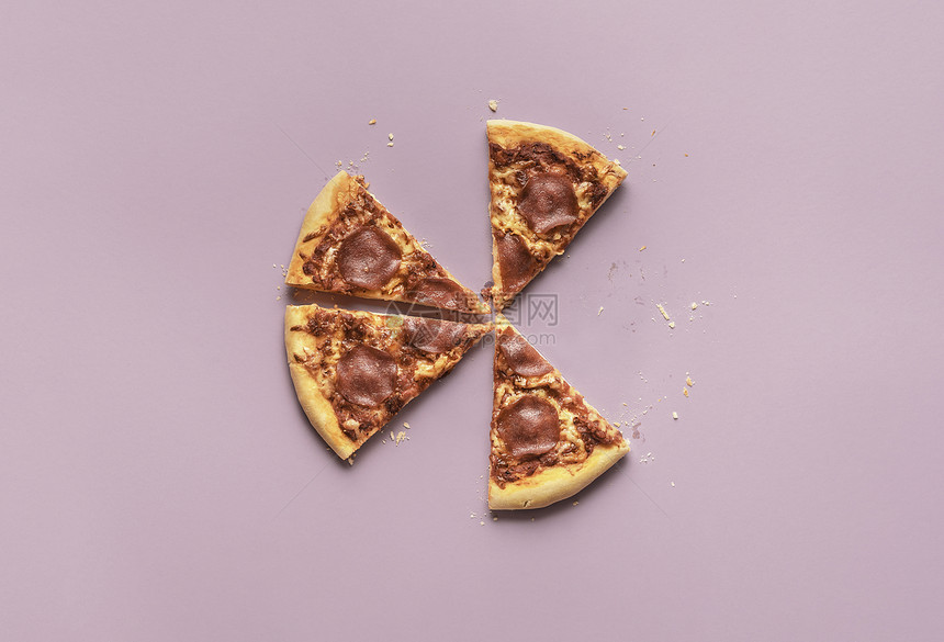 意大利比萨酱沙拉米没有紫色背景的切片4份辣椒披萨片和整块的痕迹剩下晚餐还有披萨片图片