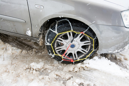 冬季雪天带链的轮胎图片