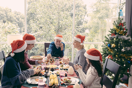 圣诞节快乐的大家庭聚会餐巾高清图片素材