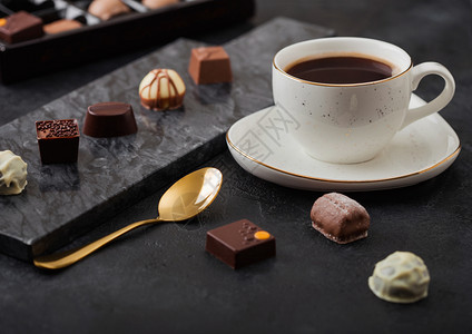 黑色大理石板上的牛奶咖啡和巧克力甜点图片