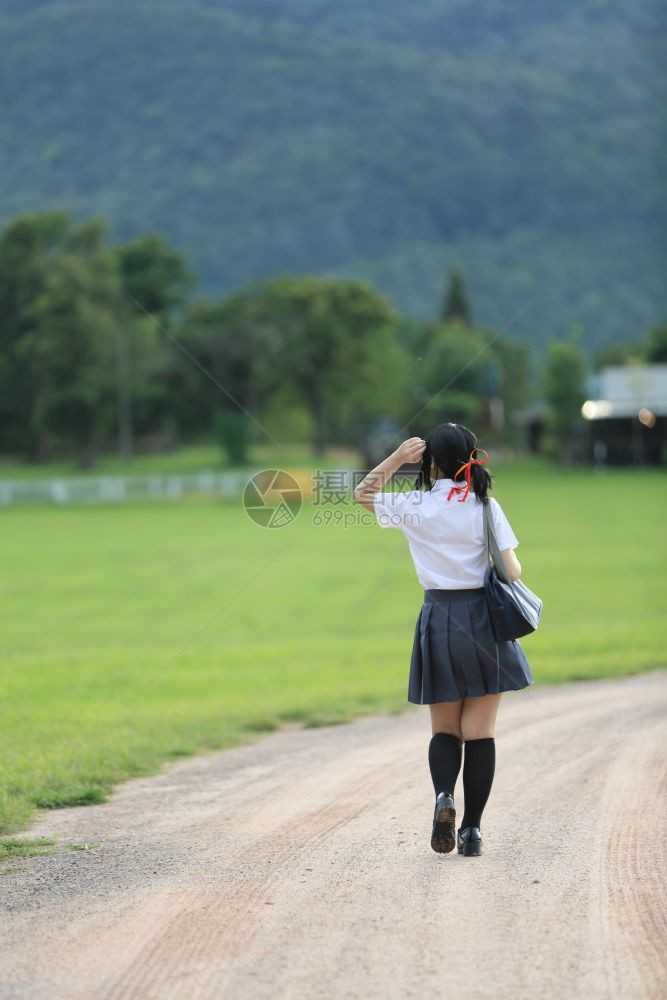 在有草山和树的农村学校图片