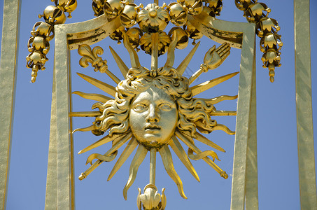 夏洛宫细节象征太阳的金色外栅栏在宫殿的正面凡尔赛法国欧洲背景