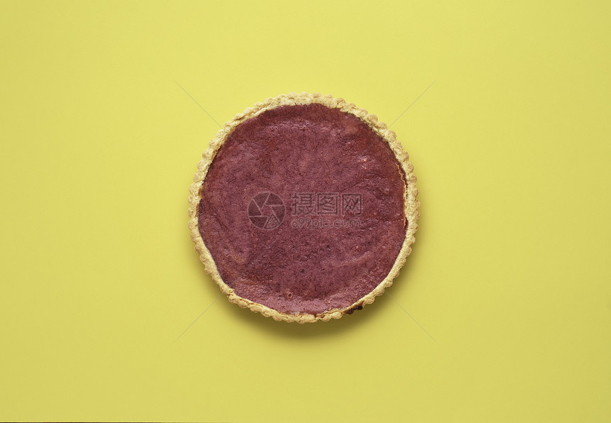 在传统节日派的视野之上有黄背景的果冻和地壳红莓假日果浆馅饼平整的美味卷饼图片