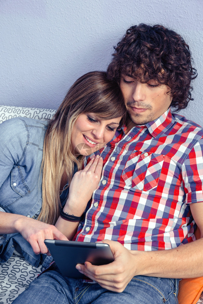 情侣在家一起玩平板电脑图片