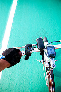骑自行车的手在自行车时抓着柄棒在快速运动中骑自行车时图片