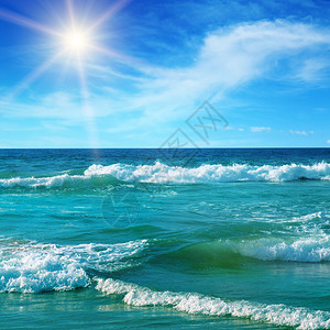 蓝色天空背景的海和太阳图片