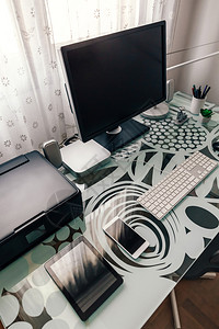 配有桌子和技术装置的清洁工作站配有桌子计算机和打印的工作站图片