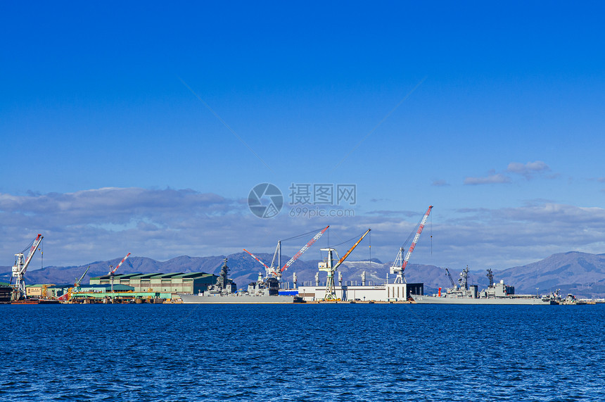 2018年第号018akodtejpnhkodte蓝色港口湾和工业有大型起重机和船山观望背景图片