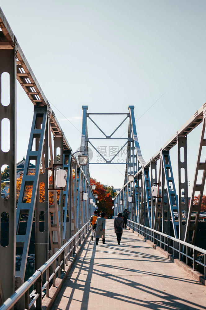 2014年月8日Nov204comaJpn当地日本游客在富萨马城堡的古老铁桥上行走图片