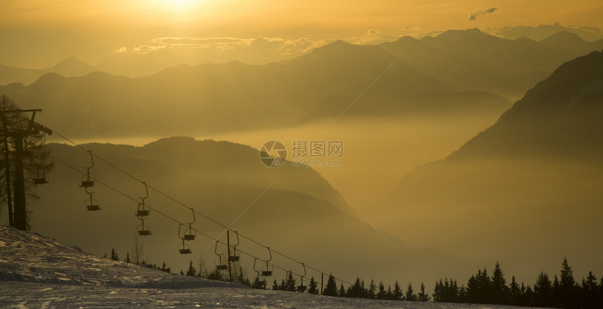 山上日落冬天风景图片