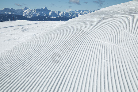山中冬季风景滑雪度假胜地图片