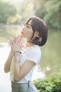 日本风格女孩穿着白衬衫和裙子的亚裔女孩肖像背景