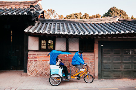 韩国南部游客和人力三轮车背景图片