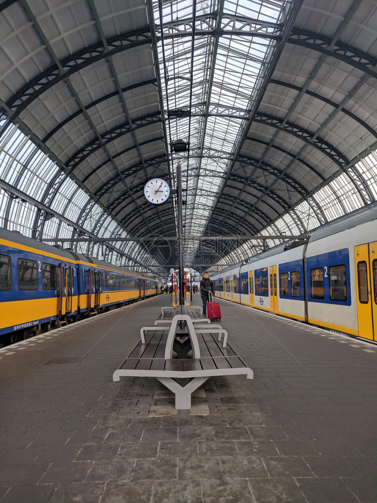 Amsterda纳黑地janury2019中央火车站内的人图片