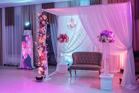 婚礼装饰品古典沙发白色粉红的花朵背景图片