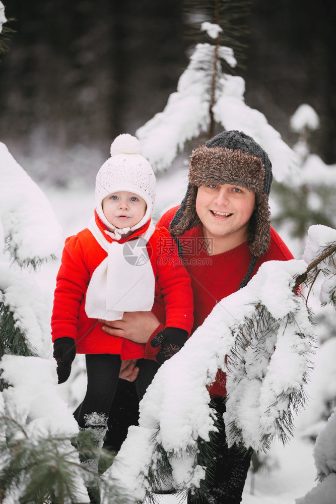 快乐的小女孩穿着红大衣父亲在冬季森林里玩雪女孩和爸一起玩快乐的小女孩和爸一起玩快乐的小女孩在冬季森林里玩雪快乐的小女孩和爸一起玩图片