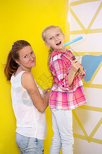 母亲和女儿用几何图案画墙图片