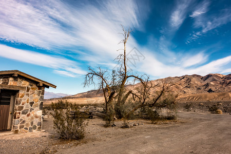 沙漠的房子和道路背景图片