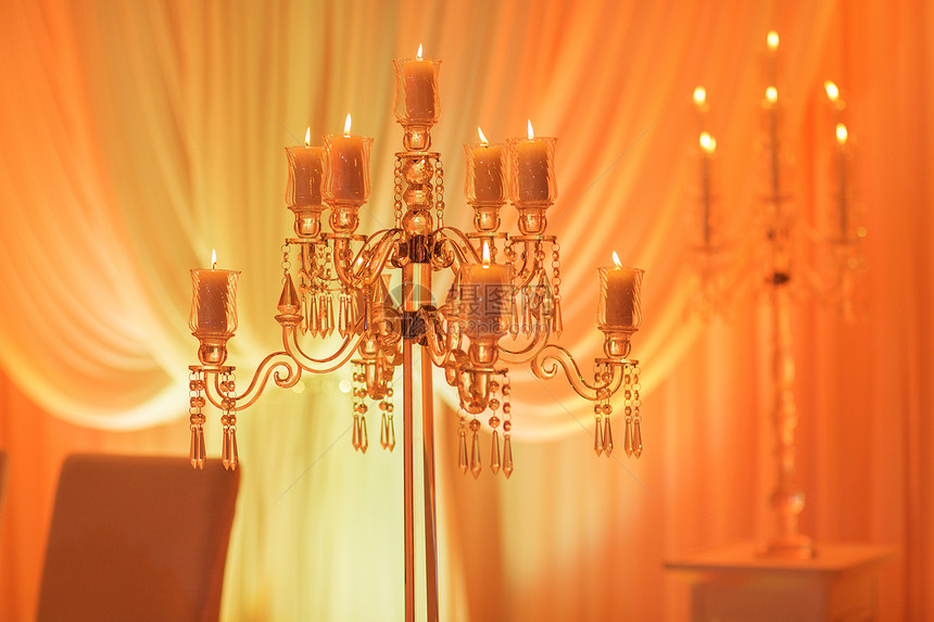 豪华的婚桌配有装饰品银烛台蜡和蓝光鲜花选择照片蜡烛和蓝光鲜花图片