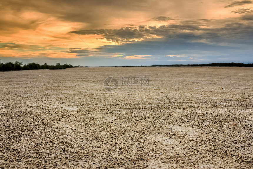 地面干裂沙漠图片