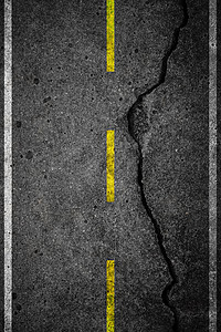 黄线分隔道上的沥青裂缝自然的高清图片素材
