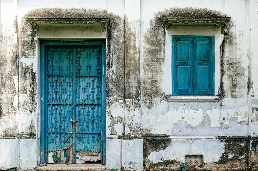 古老的旧蓝色铁门和古老的荒无人居住房屋窗子位于古巴哈瓦纳图片