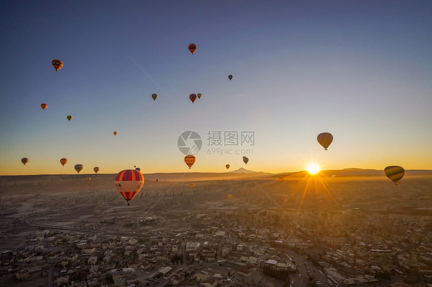 2019年月日空中美丽的气球飞行风景日出天空背图片