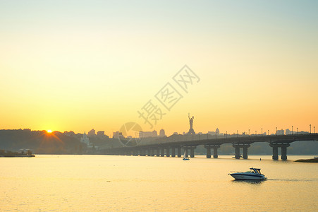 土主国纪念碑德尼普罗河上的机动船帕顿桥Kievukraine背景图片