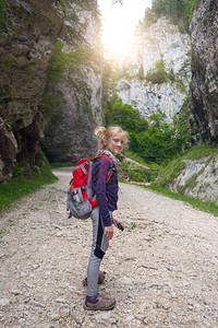 女孩在山上漫步高清图片