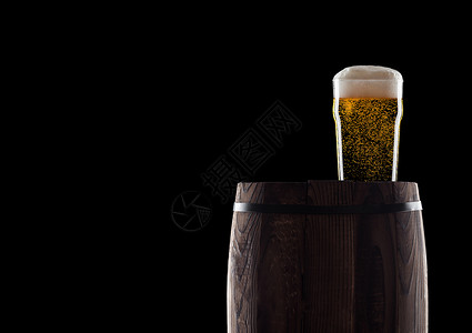黑色啤酒黑底有露珠和泡文字空间用旧木制背景