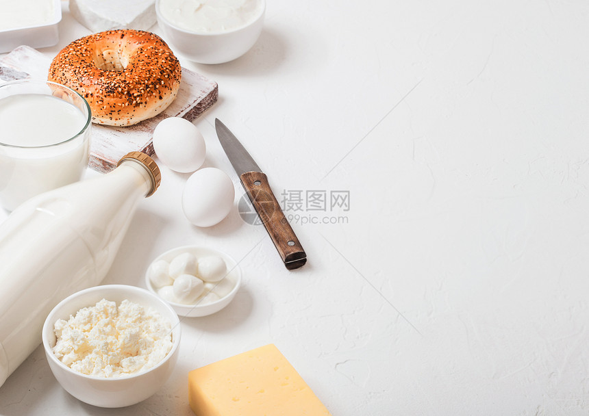 白桌背景的新鲜牛奶和鸡蛋图片