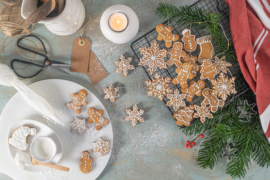 新年或明日的木本背景包括鲜树枝圣诞装饰品节姜饼干圣诞糖果图片