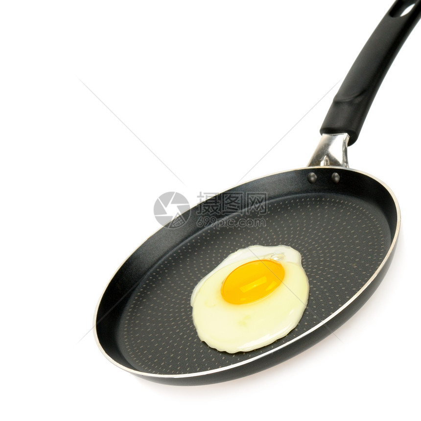 煎铁锅炸鸡蛋喷洒在白色上方空闲的文字间图片