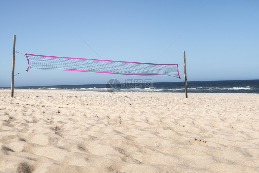 夏季沙滩有排球网沙子北海蓝水和清空的天在锡尔特岛德国阳光明媚的沙滩日夏季游荡的乐趣图片