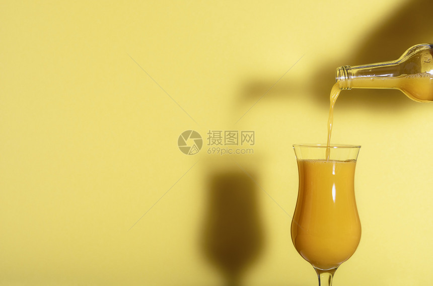 黄色的单图象一杯新鲜的橙汁夏天清新饮料图片