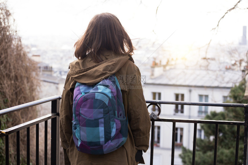 快乐旅行背着包的女孩看着法国图片