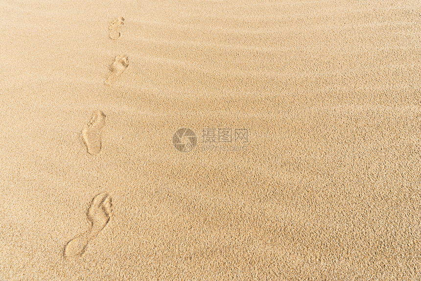 黄细沙上的人类脚步在阳光灿烂的夏天锡尔特岛北海德国沙滩上的脚印图片