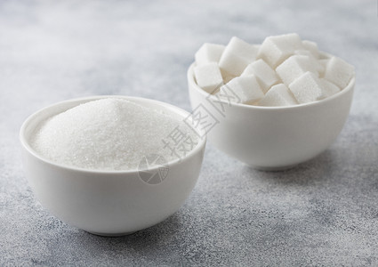 白色糖块白碗盘天然糖块和浅底色精制糖顶部视图背景