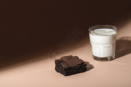 棕色背景上的牛奶和巧克力图片