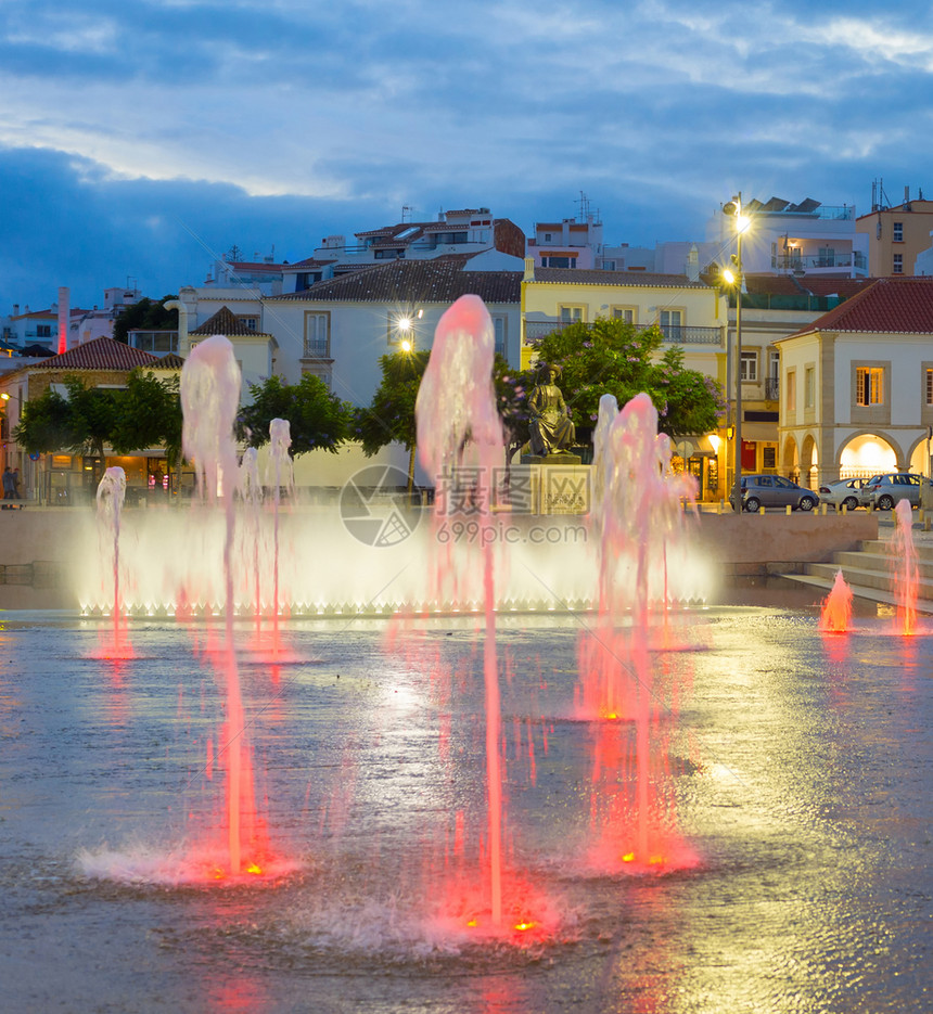 色彩多的喷泉和老旧拉索镇阿尔加夫波格图片