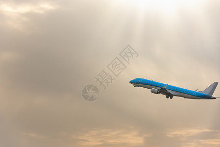 蓝色飞机在日出天空中飞行图片