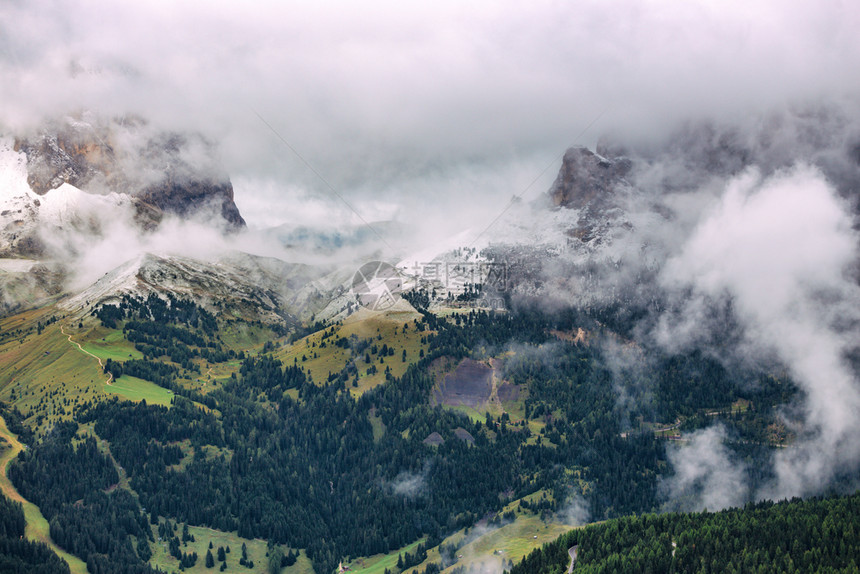 美丽的景色覆盖白天云彩一意大利高山的风景图片