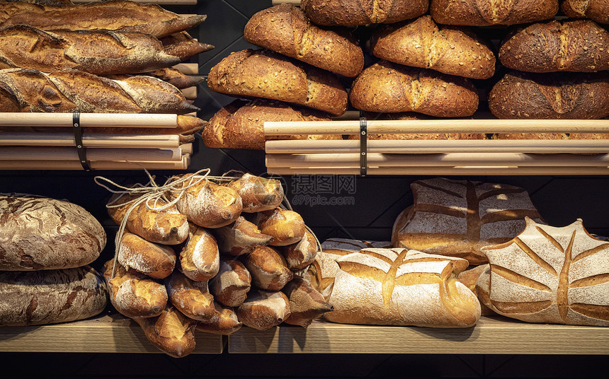 在面包店的木架上在面包店德国不同类型的面包美味甜面包健康的饮食面包房店等图片