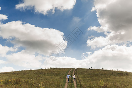 幸福的情侣在草地上奔跑图片