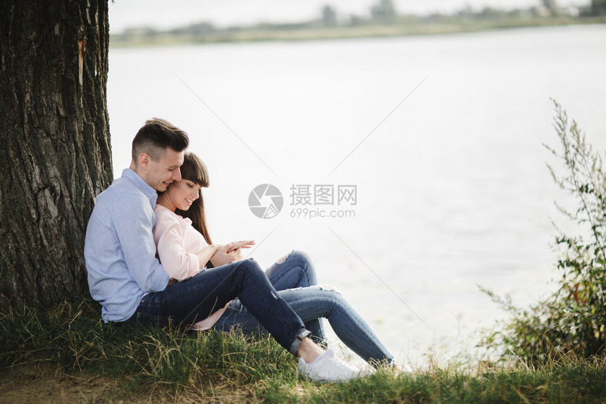 浪漫的情侣在湖边拥抱约会图片