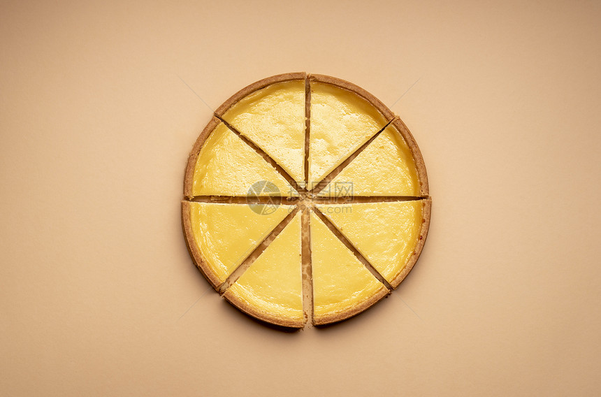 芝士蛋糕切成8份在黄桌上最起码的摄影全世界著名的奶酪甜点自制的食图片