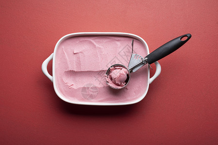 冰淇淋盘和红桌上的勺子面红莓冰淇淋美味的自制冰淇淋红莓著名的夏季甜点图片